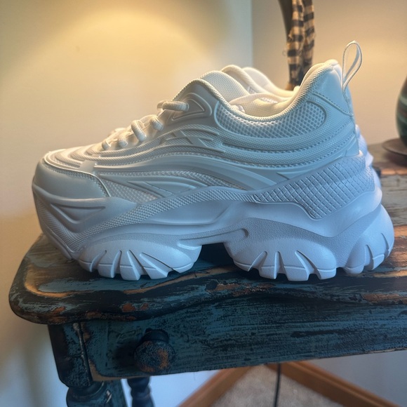 NEW Stylish White Women's Sneakers - Picture 2 of 6